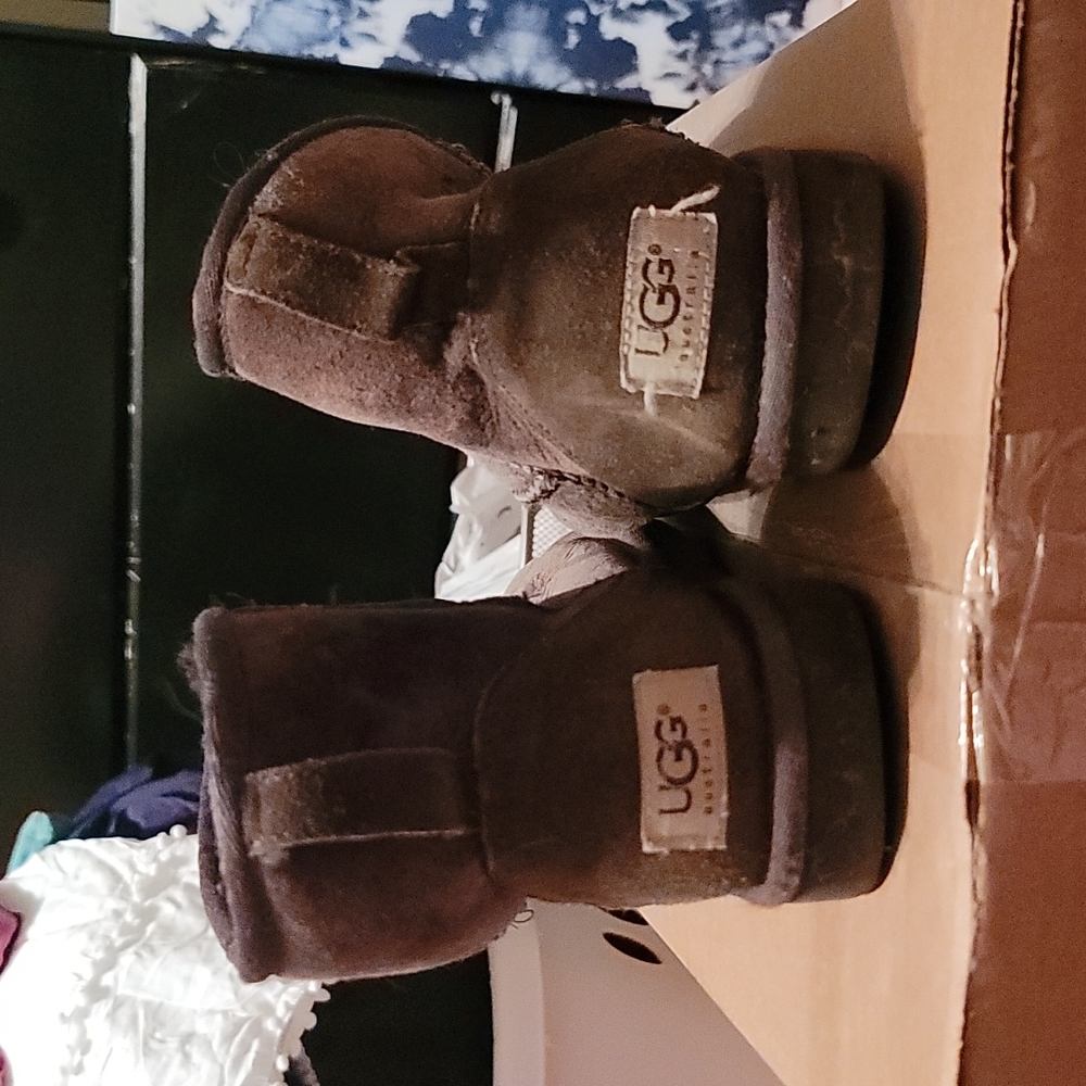 Short brown uggs